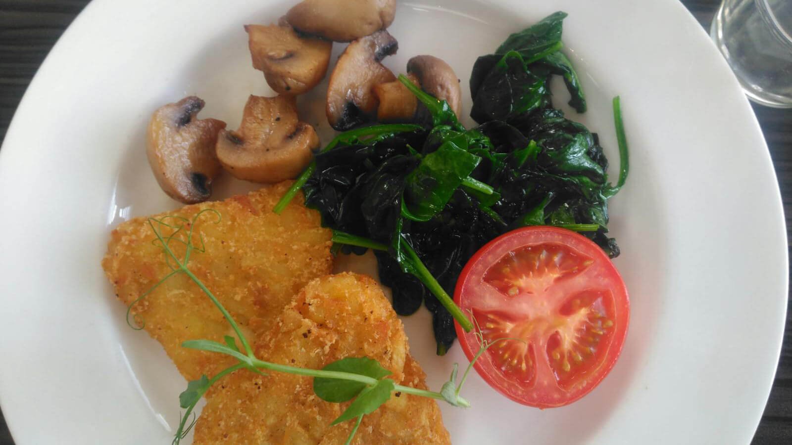 Hash browns, tomatoes, spinach and mushrooms in a vegetarian Irish breakfast, as included on our small-group tours of Ireland