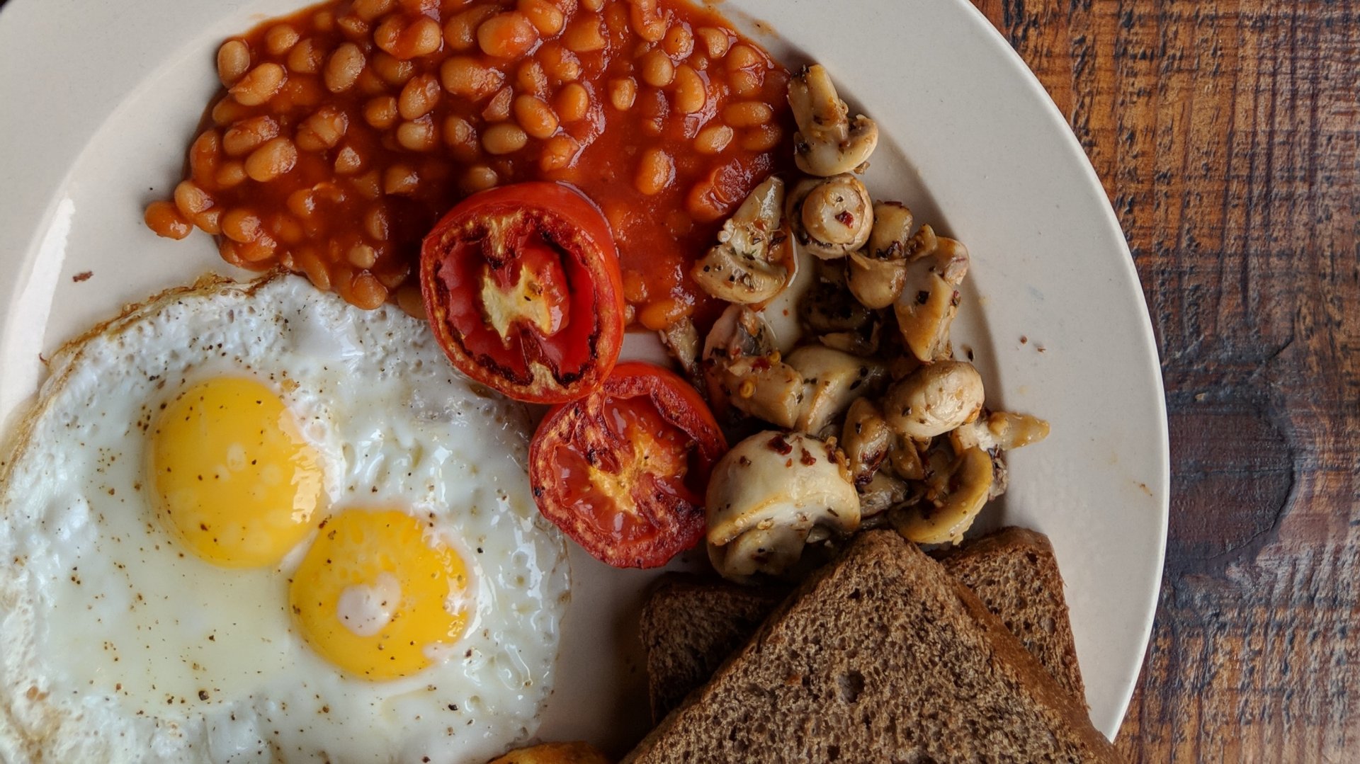 Irish breakfast featuring eggs, as included on our small group tours of Ireland