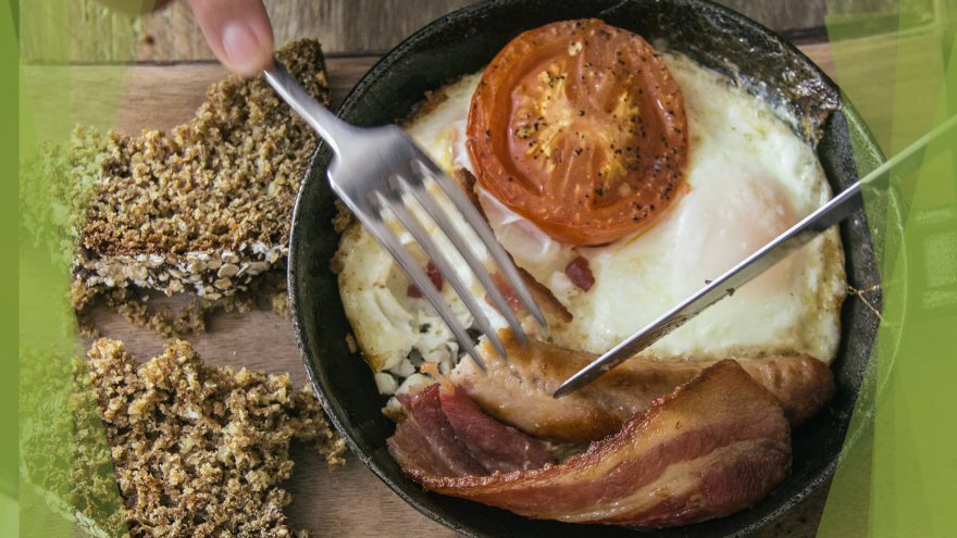 Irish breakfast with egg, bacon, tomato and bread