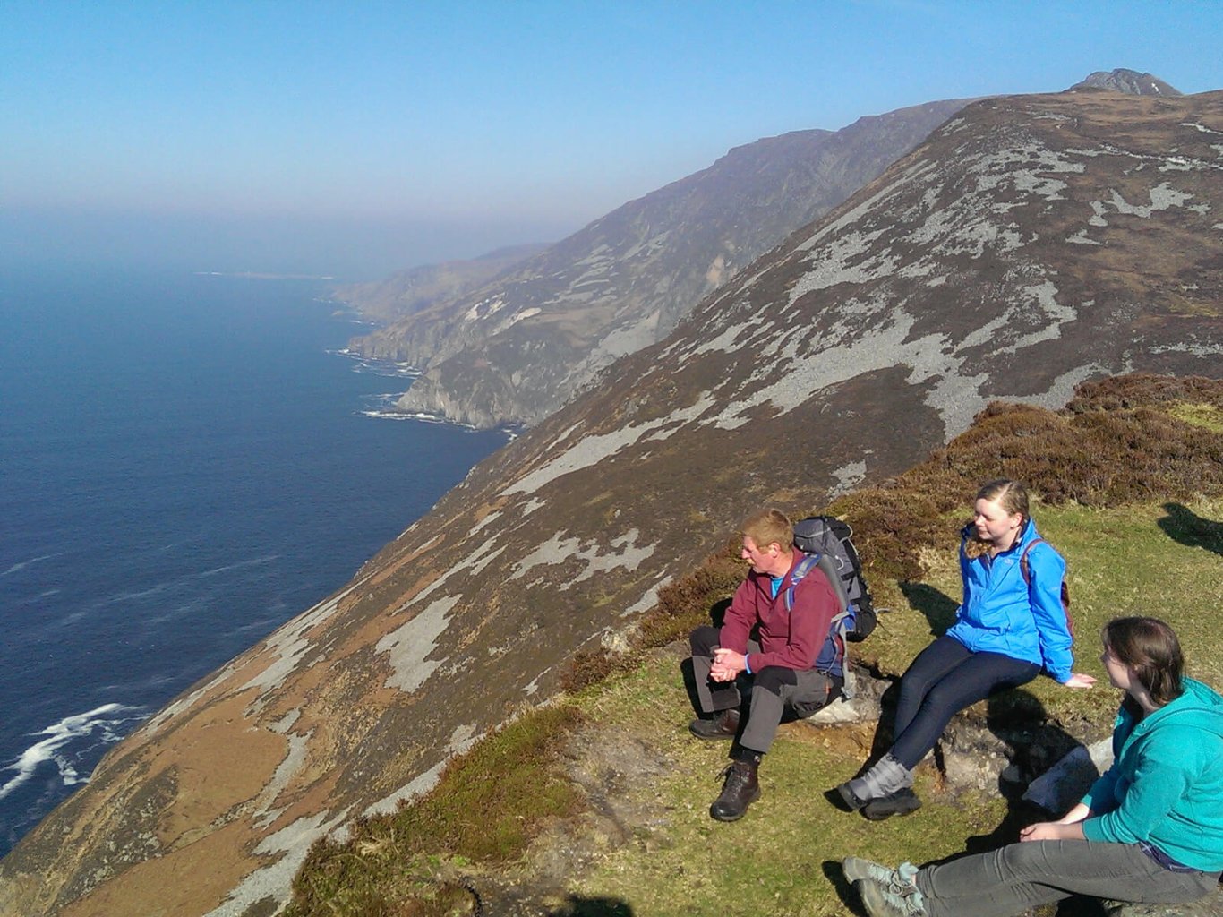 VagaGuide Damien hiking in Ireland at Slieve League with two female tour guests