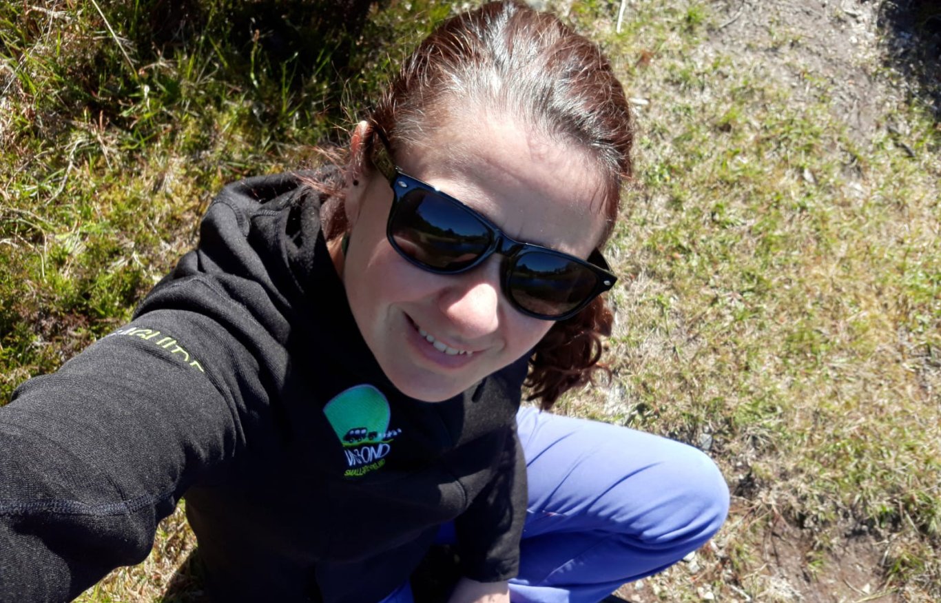 VagaGuide Bebhinn sitting on the grass taking a selfie in the sun