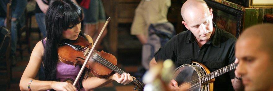 Two musicians playing violin and banjo in Northern Ireland