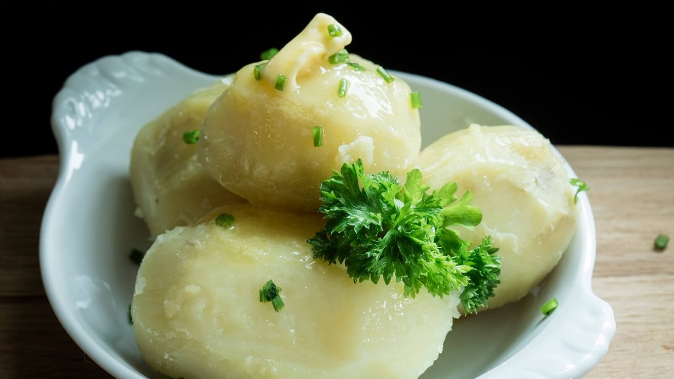 Freshly boiled potatoes with butter and herbs