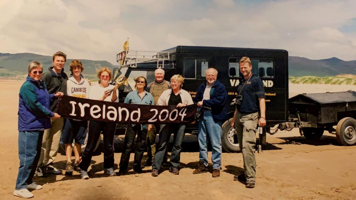 Ireland 2004 - tour group with Vagabond Tours on beach