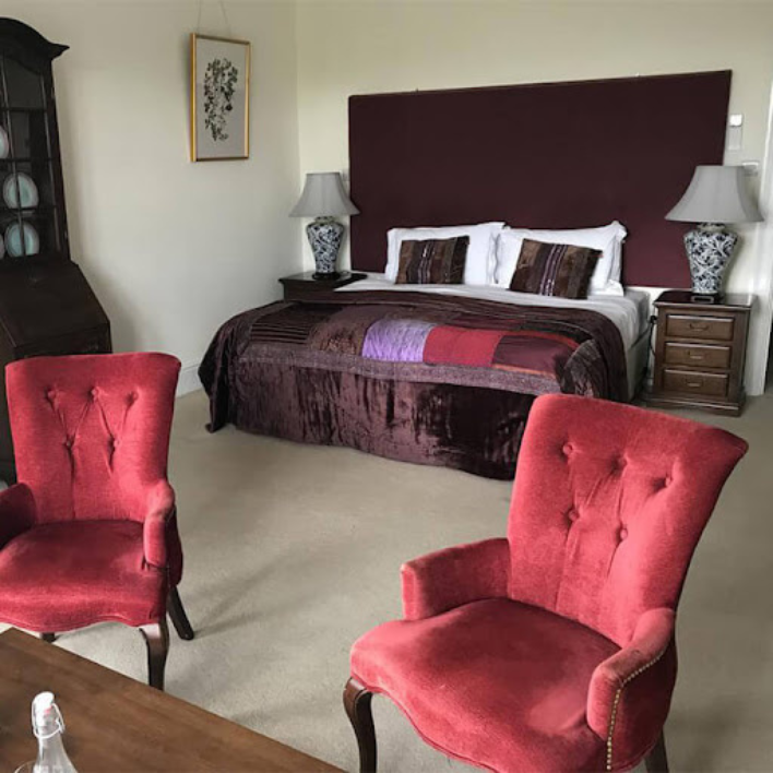 The double room in emlagh house with a view of the bed and chairs
