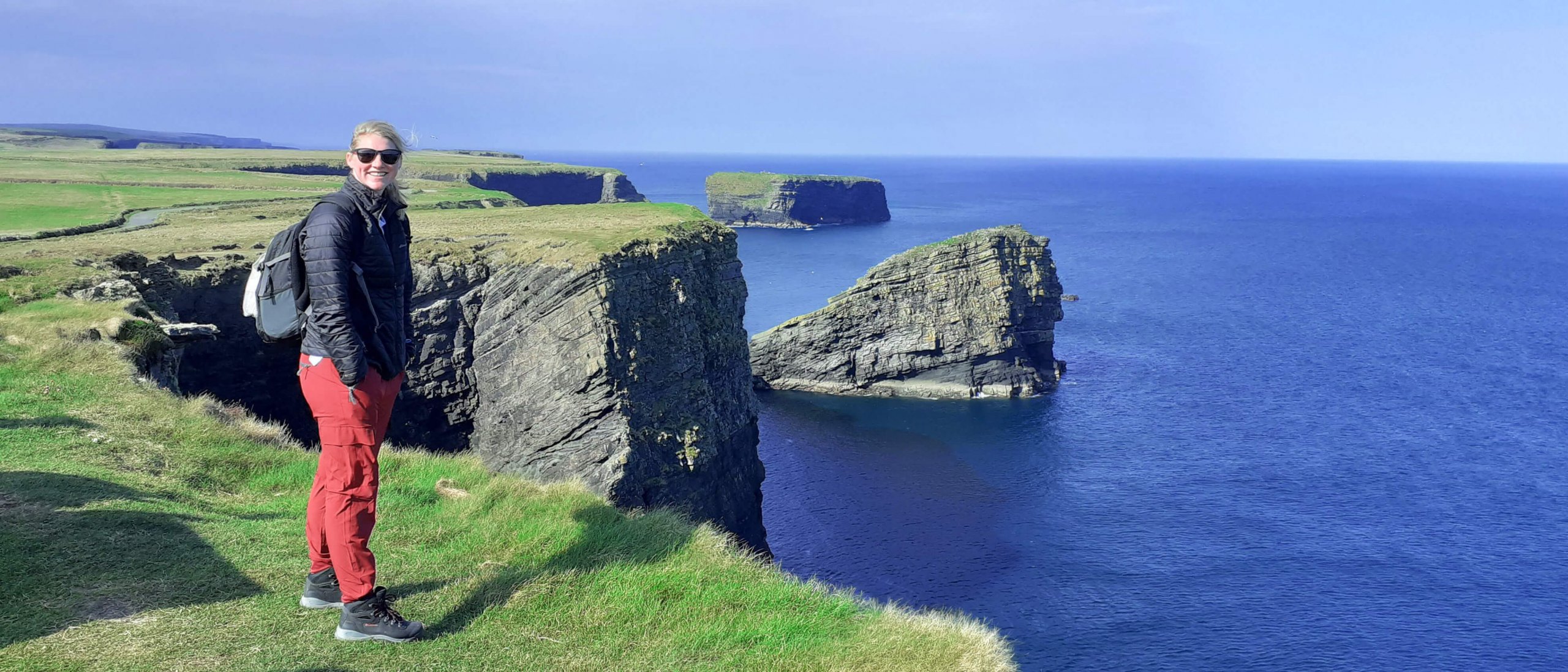 Tour guest at Kilkee cliffs on a active vacation in Ireland
