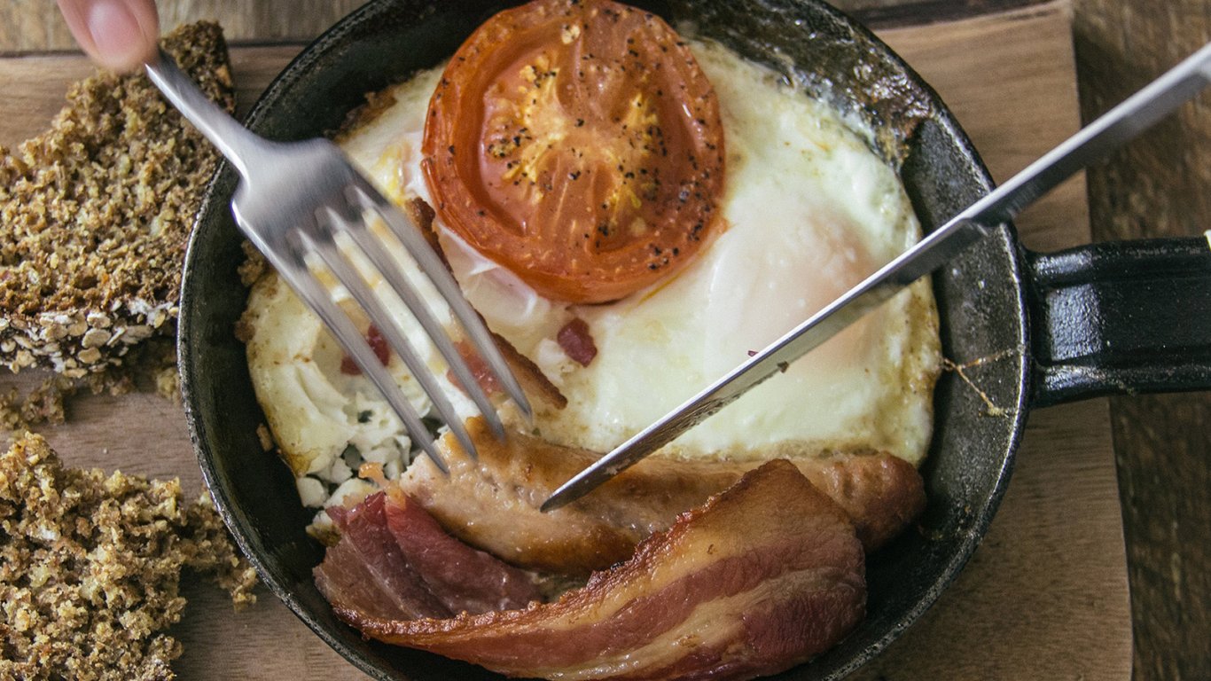 Irish breakfast with egg, bacon, bread and tomato