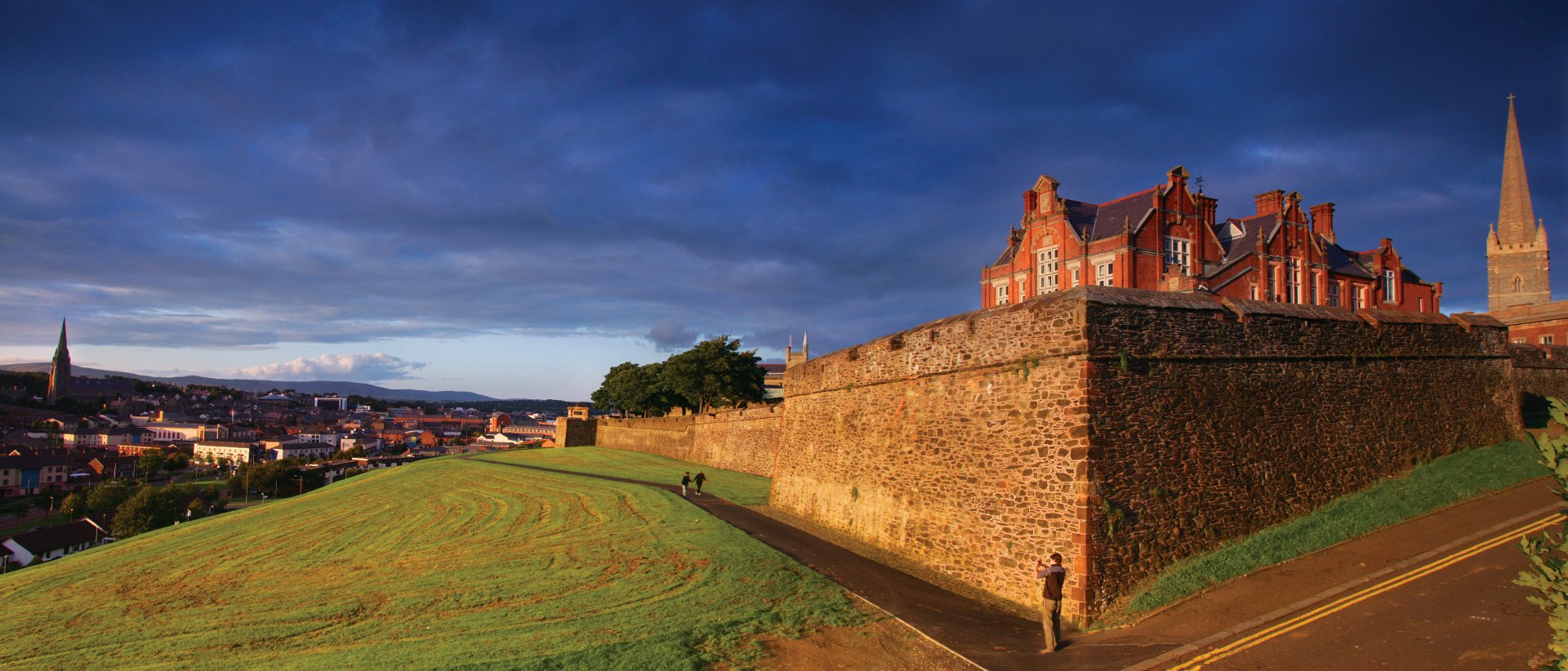 tour of derry walls