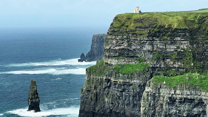 Branán Mór sea stack at the world-famous cliffs of Moher