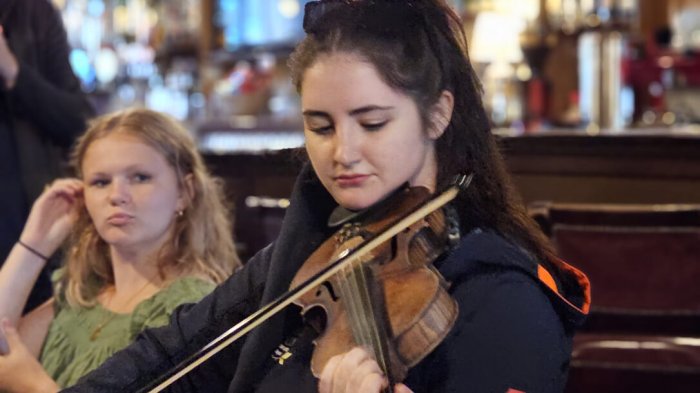 Vagabond tour guide playing violin in Irish pub