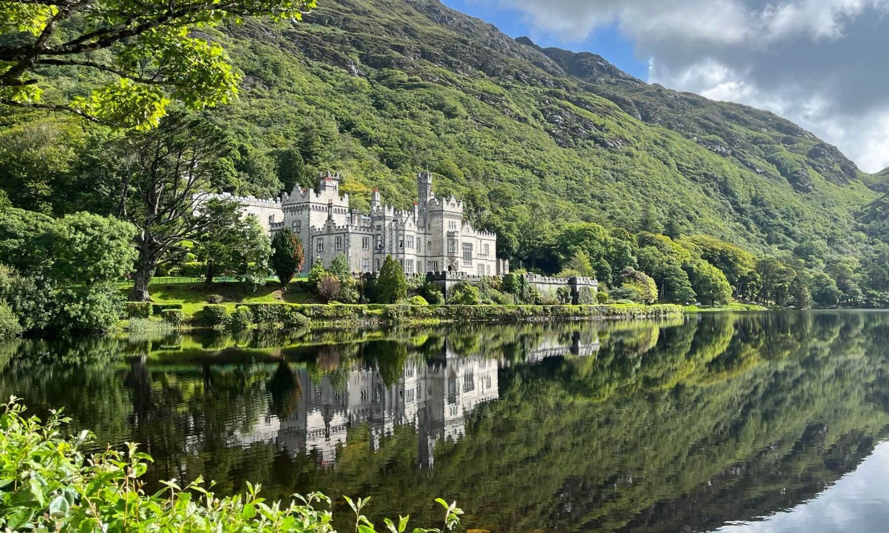 kylemore abbey in the sun