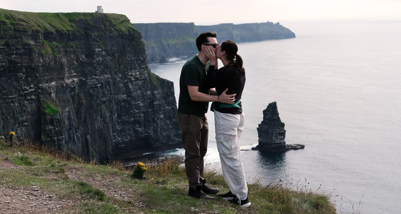 couple sharing a kiss on a romantic trip to ireland