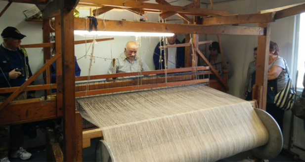 Eddie Doherty giving a demonstration to a Driftwood group. 